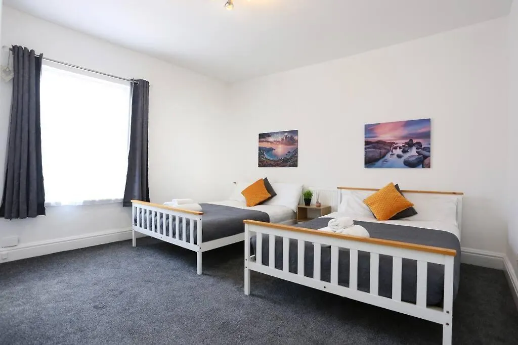 Modern Blackpool Home - Central Location With Parking