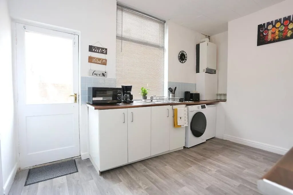 Modern Blackpool Home - Central Location With Parking