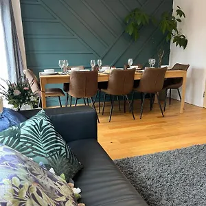 Upton Grange Townhouse Sleeps 10 Holiday home